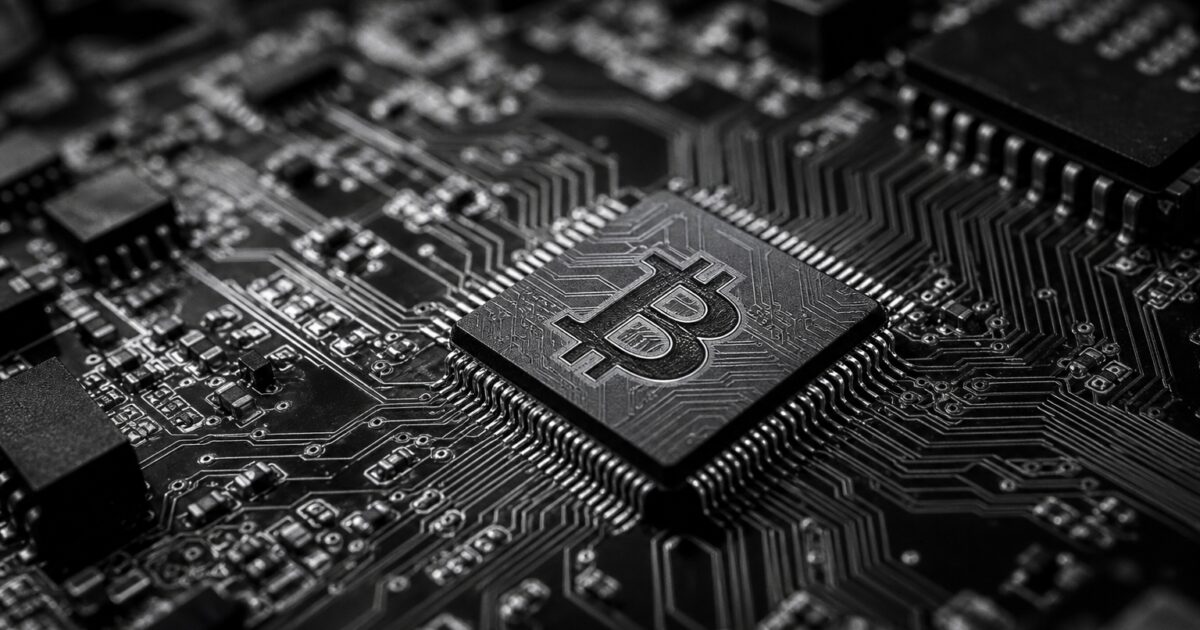 Bitcoin et Ethereum ne suivent pas le rallye boursier mondial alors que les enjeux réglementaires augmentent