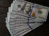Dollar Slides as Traders Brace for Trump's Iran Nuclear Call
