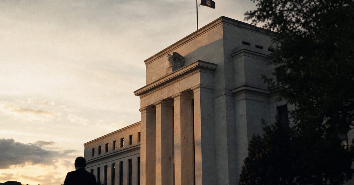 Kevin Warsh prend la tête de la Fed alors que les traders anticipent des hausses de taux malgré les demandes