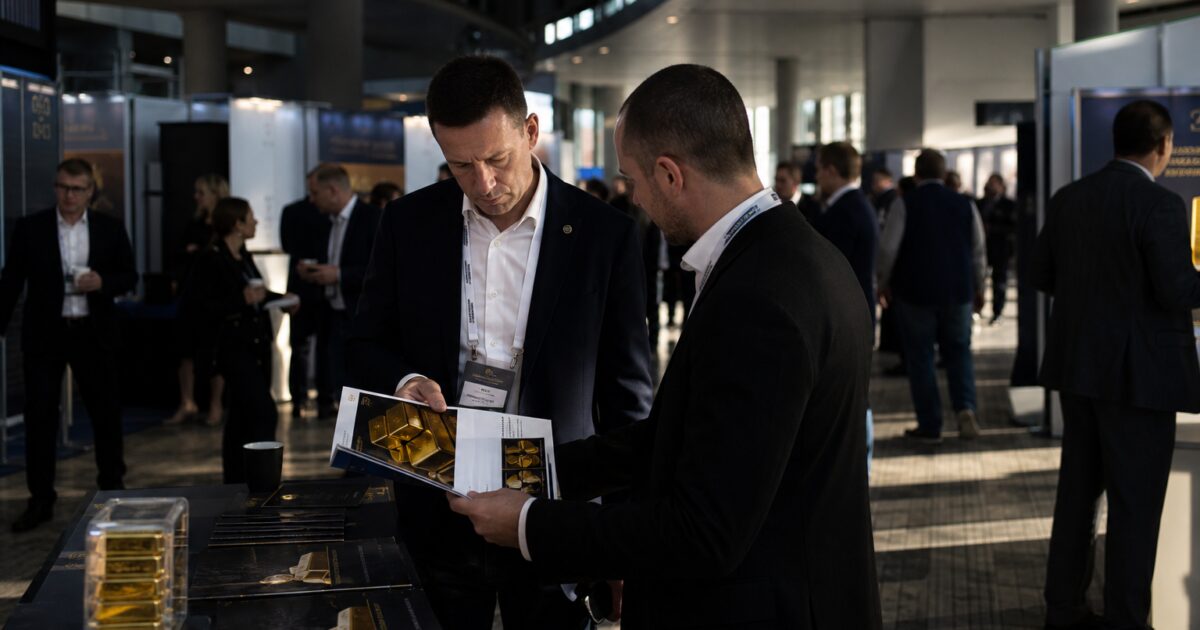 Wall Street's Big Gold Bets Are Pushing Russian Retail Buyers Into Overdrive