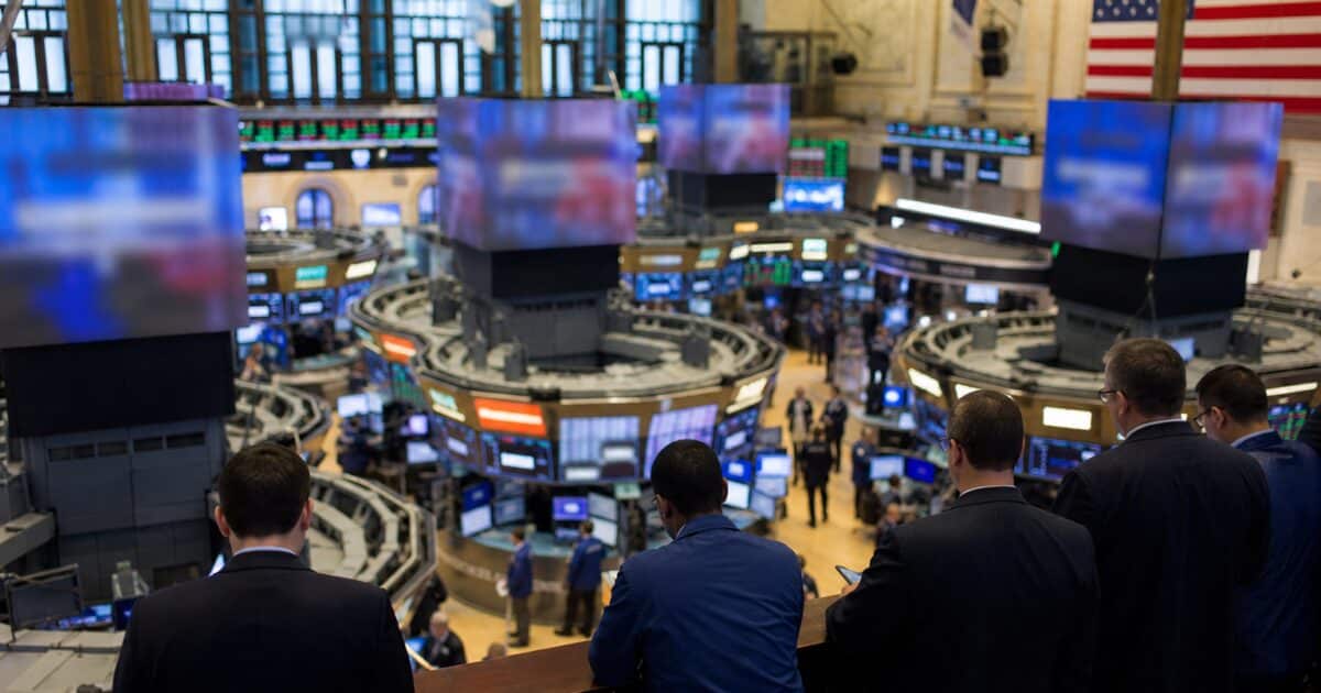 Bitcoin ETF Inflows Signal Institutional Positioning as Prices Hold