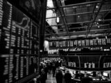 Bitcoin ETF Investors Pull $5.94 Billion Over Six Weeks as Price Hits 21-Month Low