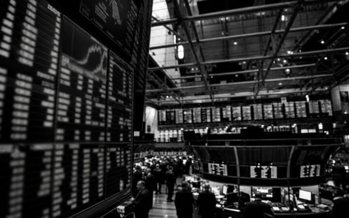 Bitcoin ETF Investors Pull $5.94 Billion Over Six Weeks as Price Hits 21-Month Low