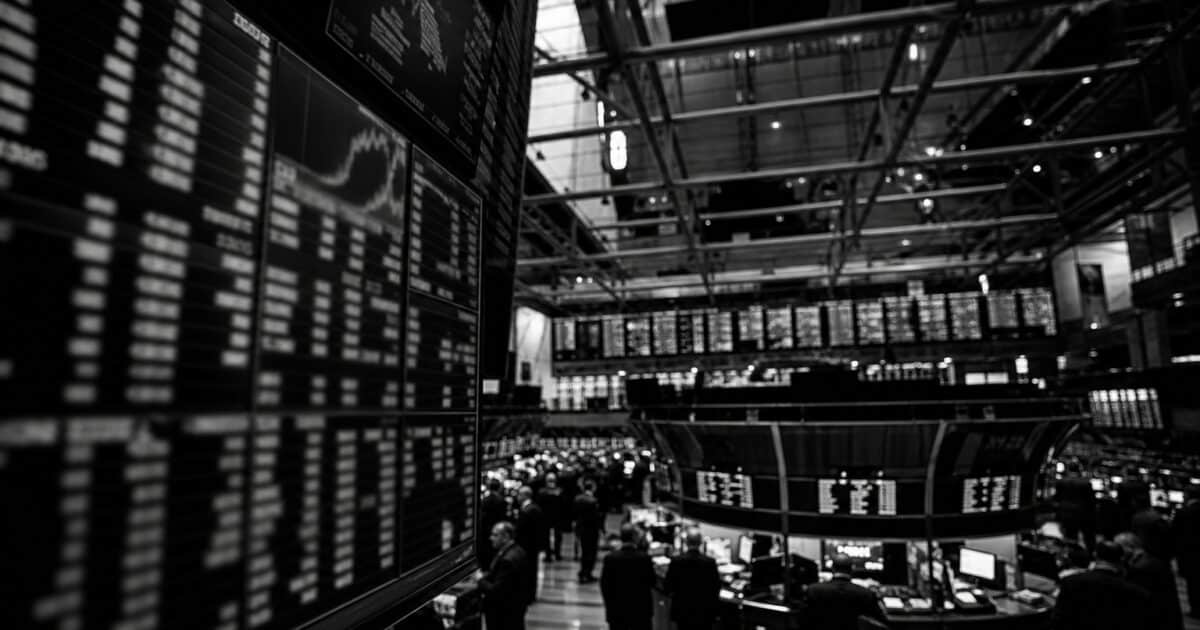 Bitcoin ETF Investors Pull $5.94 Billion Over Six Weeks as Price Hits 21-Month Low