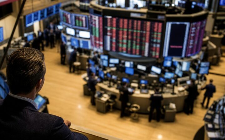 Bitcoin Plunges to $59K as 14-Session ETF Exodus Tops $5 Billion