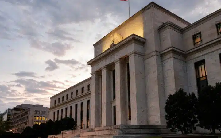 Capital Economics Sees Euro Sliding to $1.10 as Fed-ECB Policy Gap Widens
