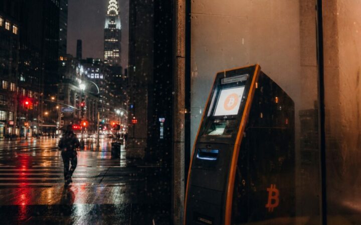 Crypto Community Debates Bitcoin Stability This Weekend