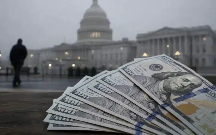 Dollar Index Hits 105.84 as Yen Slides Toward BOJ Intervention Zone
