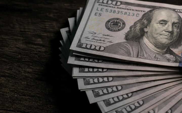 Dollar Slides Toward Weekly Loss as Iran Talks Cool Safe-Haven Demand