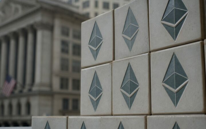 Ethereum Traders Eye $1,900 and $1,600 as Liquidation Clusters Build Pressure