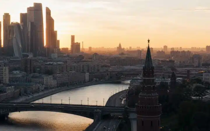 Bank of Russia's 300,000-Ruble Crypto Cap Leaves Non-Qualified Investors Exposed Abroad
