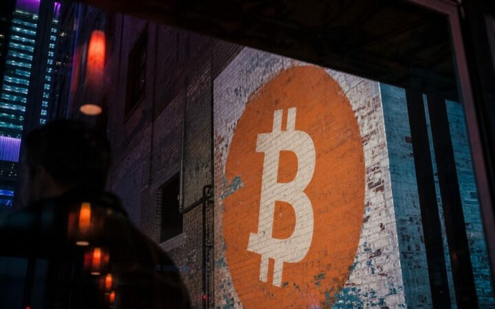 Bitcoin Falls Below $62,500 as US-Iran Tensions Rattle Crypto Markets