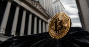 Bitcoin's Short-Term Holder Cost Basis Falls Below $30,000 Long-Term Level