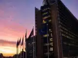Bruxelles Révise MiCA pour Tenir Tête aux Stablecoins et à la Loi GENIUS Américaine