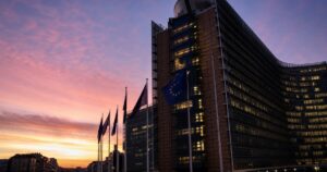 Bruxelles Révise MiCA pour Tenir Tête aux Stablecoins et à la Loi GENIUS Américaine