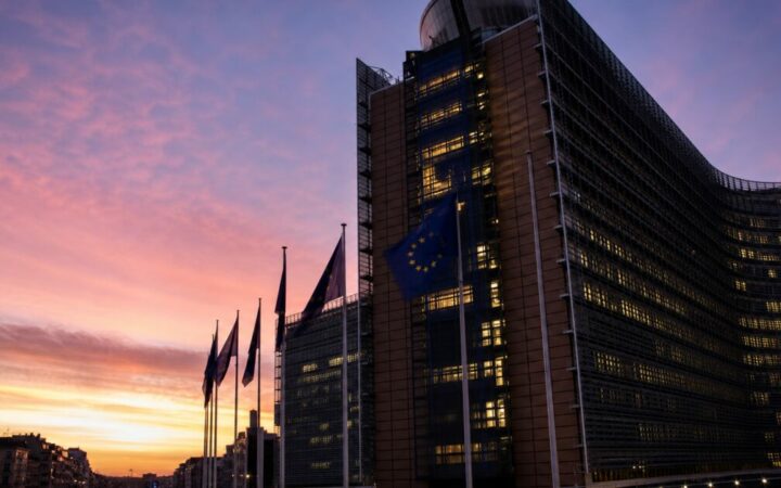 Bruxelles Révise MiCA pour Tenir Tête aux Stablecoins et à la Loi GENIUS Américaine