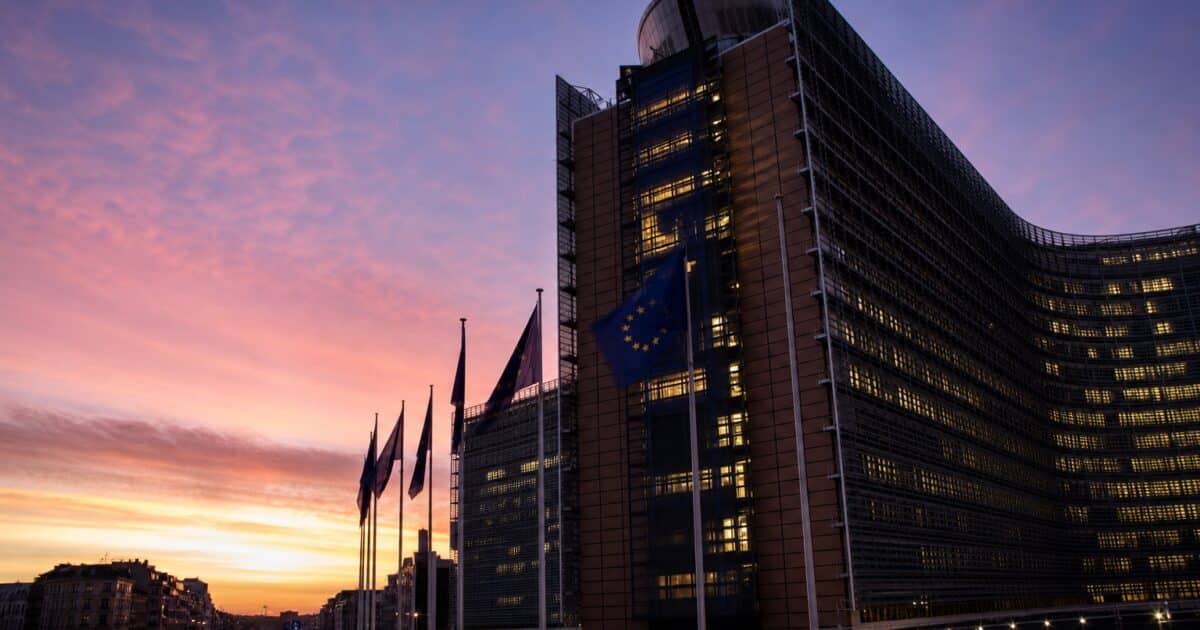Bruxelles Révise MiCA pour Tenir Tête aux Stablecoins et à la Loi GENIUS Américaine