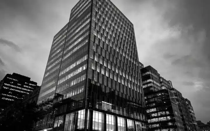 Coinbase Backs Revised CLARITY Act as 31% Polymarket Odds Expose Trump Ethics Drag