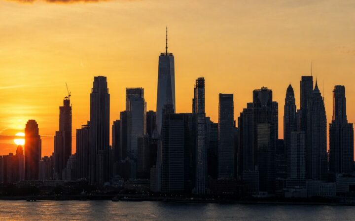 Crypto Community Debates Weekend Momentum Amid Altcoin Moves