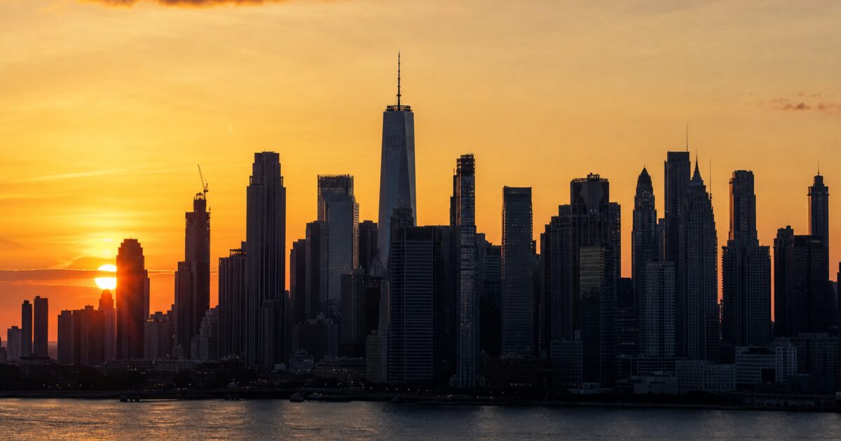 Crypto Community Debates Weekend Momentum Amid Altcoin Moves