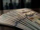 Dollar Slips as Yen Climbs on Bank of Japan Policy Shift Bets