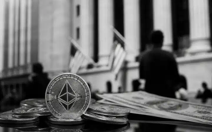 Exodus Cuts 25% of Staff, Lands Benchmark Backing in Stablecoin Pivot