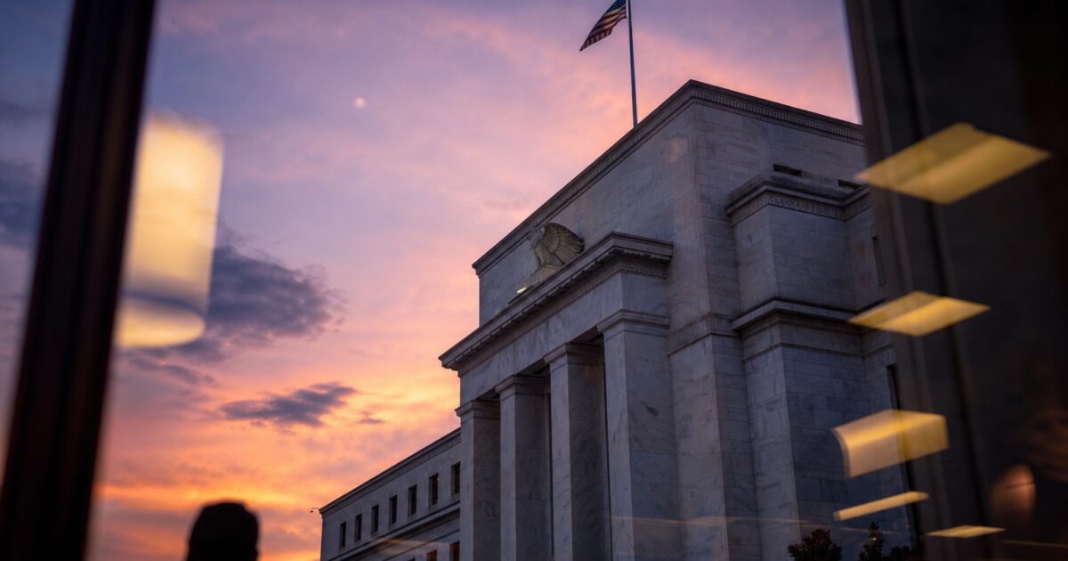 Fed's AI Inflation Worry Puts Rate Cuts at Risk for Tech and Energy Markets