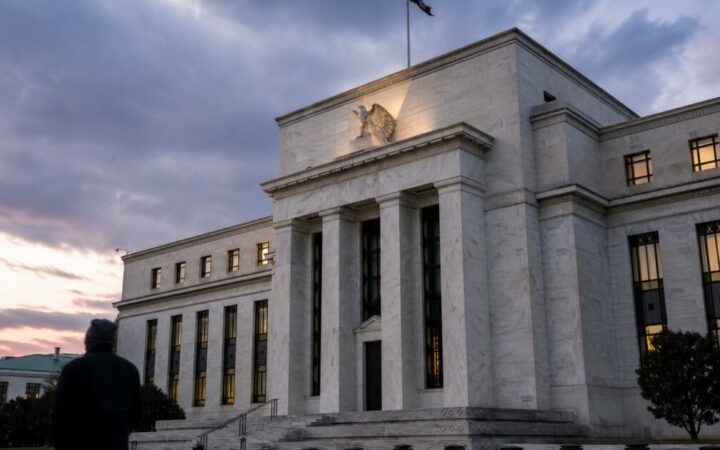 Pound Holds at $1.32 as Forex Traders Freeze Before Fed Rate Call