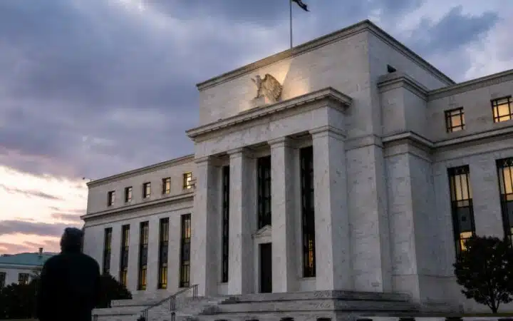 Pound Holds at $1.32 as Forex Traders Freeze Before Fed Rate Call