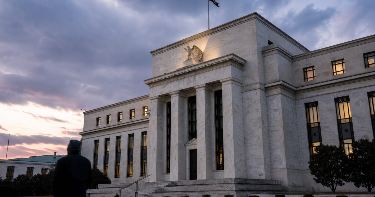 Pound Holds at $1.32 as Forex Traders Freeze Before Fed Rate Call