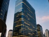 Standard Chartered voit le Bitcoin à 100 000 $ et dit que Strategy vend pour survivre