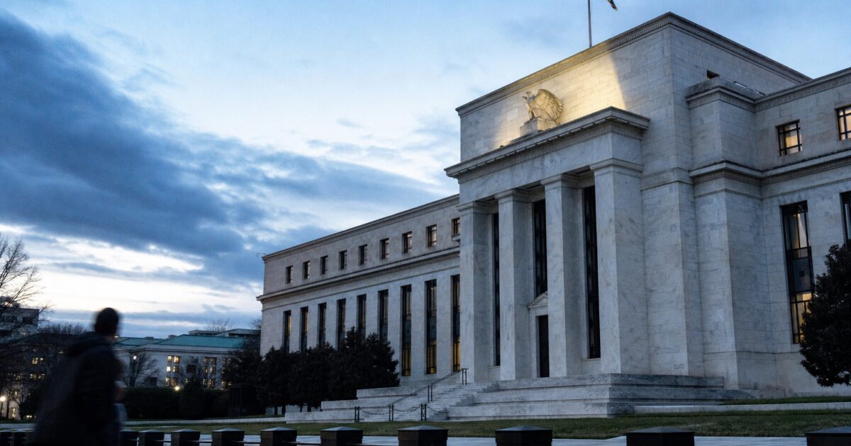 Dollar Drops as Fed Rate Hike Bets Shrink Across Currency Markets