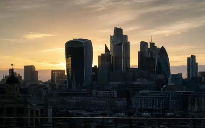 FCA Study: 80% of Young UK Investors Use AI Tools, But Most Think It's Regulated