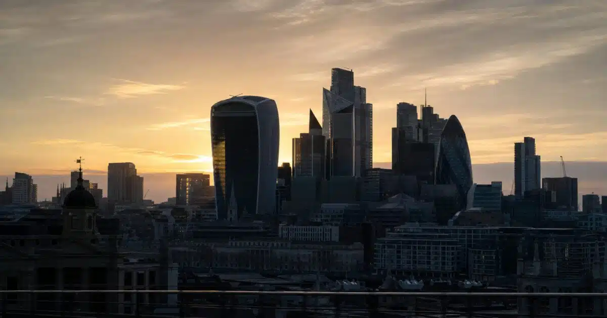 FCA Study: 80% of Young UK Investors Use AI Tools, But Most Think It's Regulated