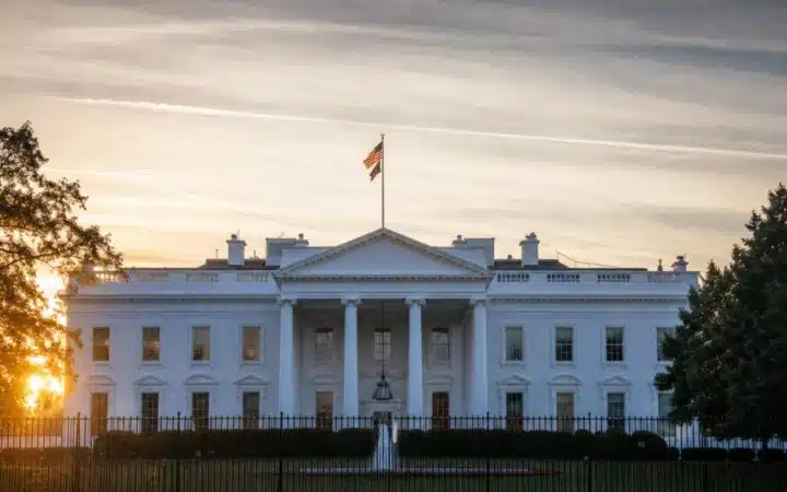 Trump Invites Coinbase, Ripple, and 8 Other Crypto Giants to White House as CLARITY Act Hits 10% Odds