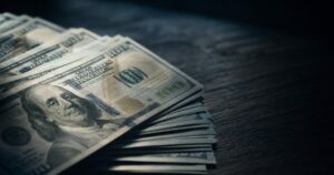 Dollar Climbs to 105.36 as U.S.-Iran Standoff Rattles Currency and Bond Markets