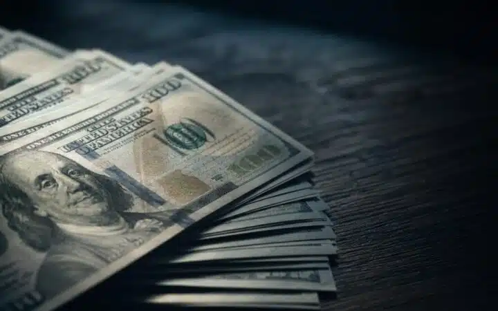 Dollar Climbs to 105.36 as U.S.-Iran Standoff Rattles Currency and Bond Markets
