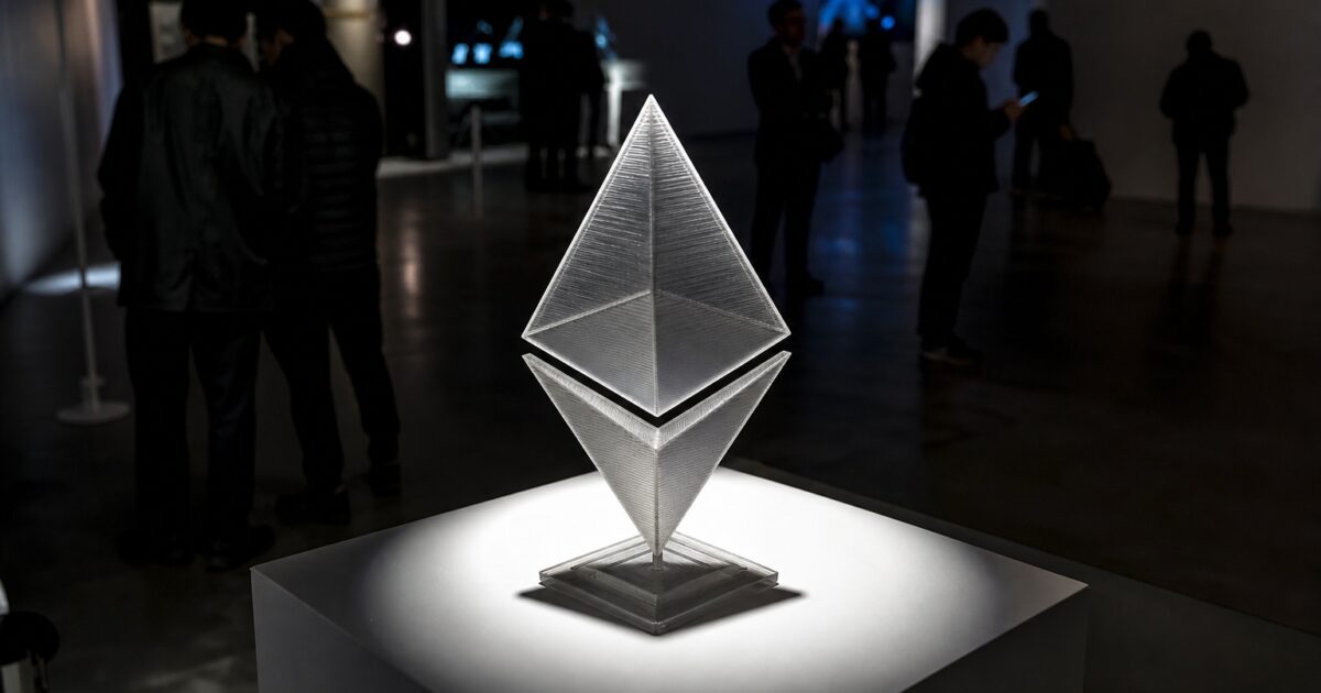 Ethereum lutte à 2 550 $ alors que 115 millions $ de liquidations de contrats à terme menacent