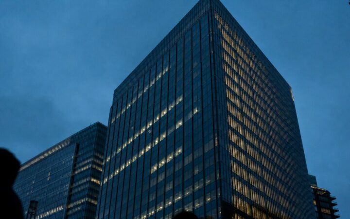 Fidelity Avertit : Bitcoin Pourrait Toucher un Creux en Novembre Malgré la Hausse de 30%